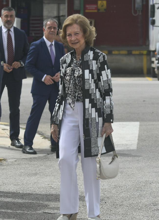 La reina Sofía con bolso blanco de Coach. Foto: Gtres.