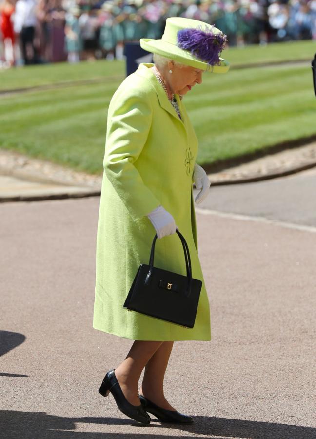 La reina Isabel II con bolso de Launer.