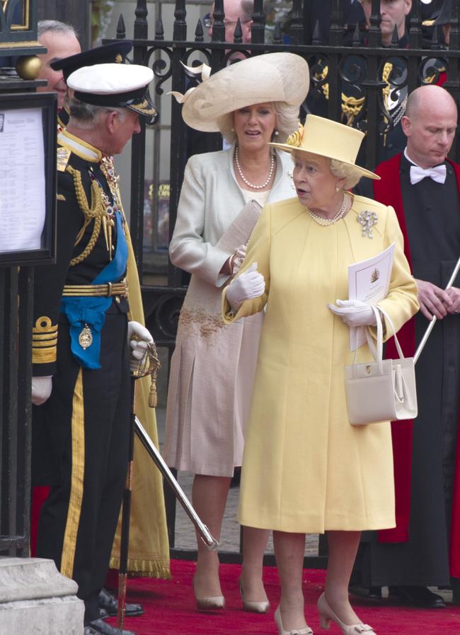 Isabel II con bolso de Launer en la boda de Carlos y Camilla.