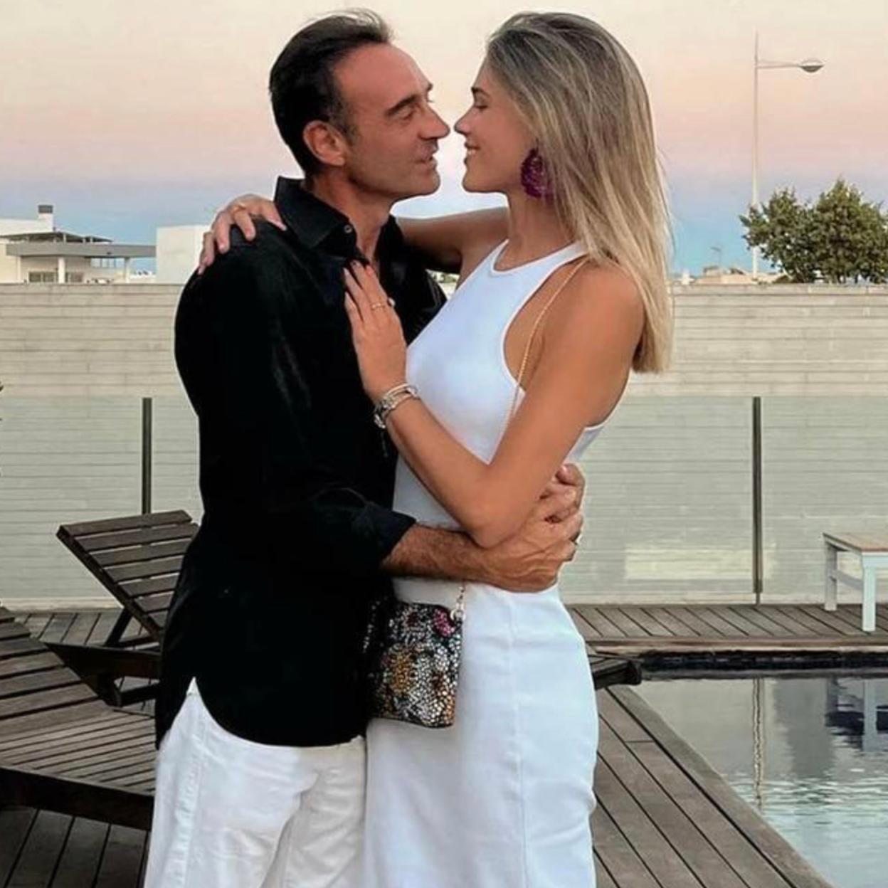 Enrique Ponce y Ana Soria celebraron con este abrazo romántico su mudanza al chalet almeriense en el que han montado su nido de amor. /INSTAGRAM