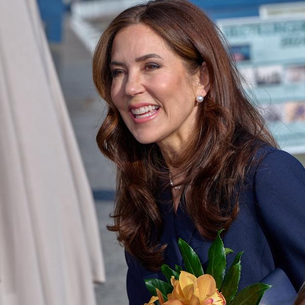 El inesperado look de la reina Mary de Dinamarca con botas grises y la falda midi que está en Zara