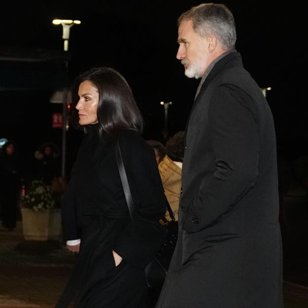 Letizia y Felipe llegan al tanatorio.