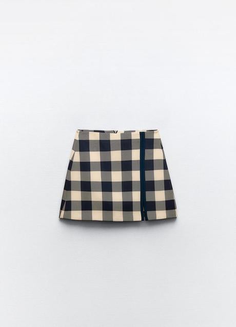 Falda estampada de cuadros de Zara (25,99 euros)