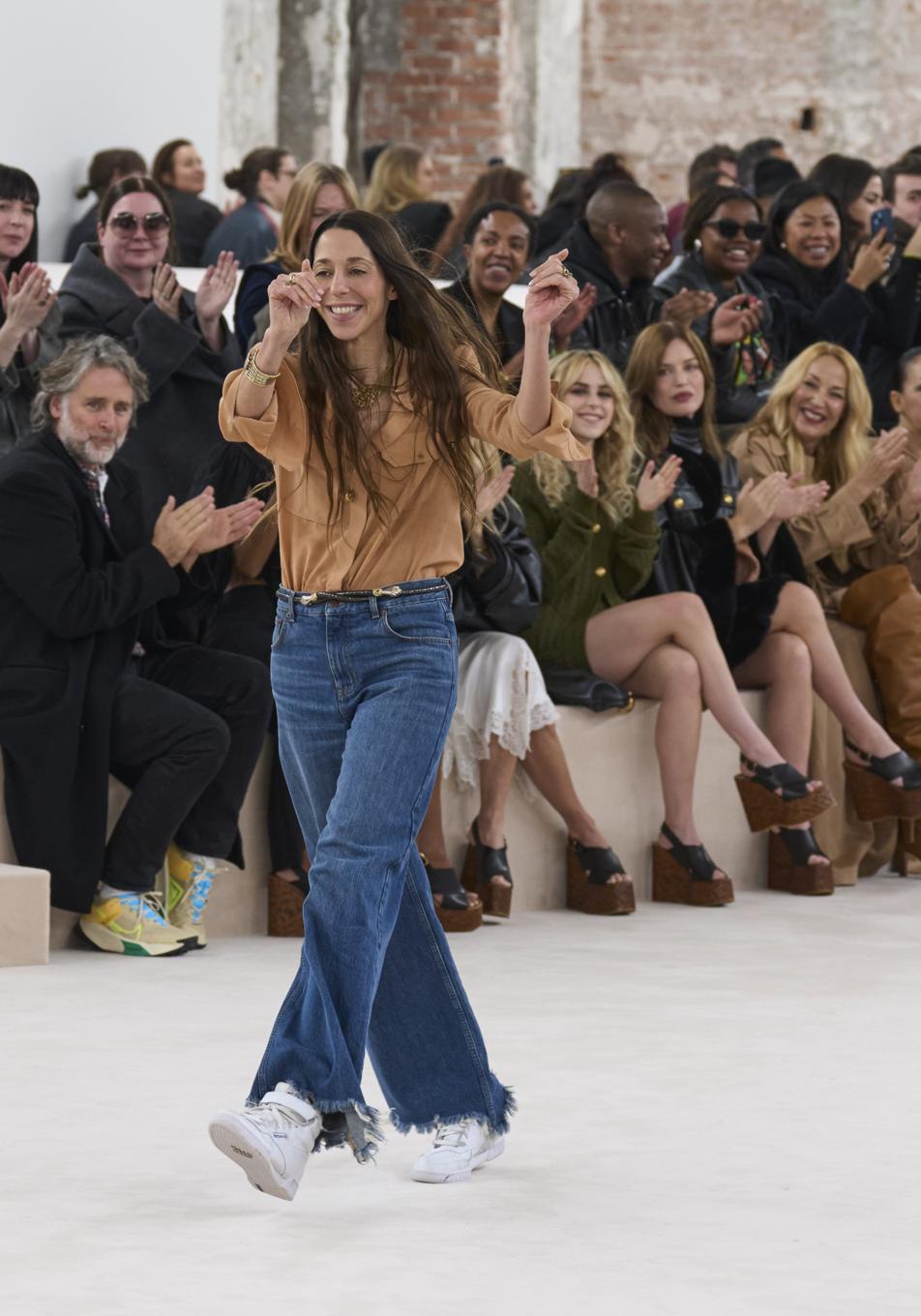 Qué es y qué no es lujo silencioso, explicado en dos ejemplos de pasarela: del veto de The Row a los móviles a la foto viral del front row de Chloé