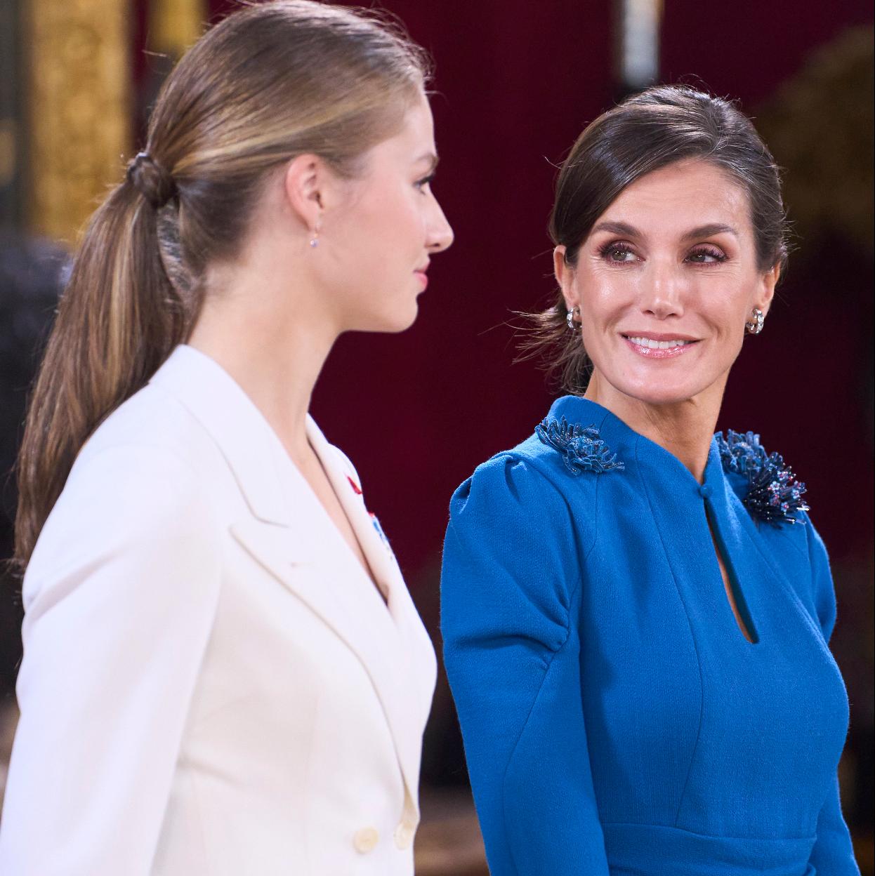 La reina Letizia mirando a la princesa Leonor en una foto de archivo/limited pictures