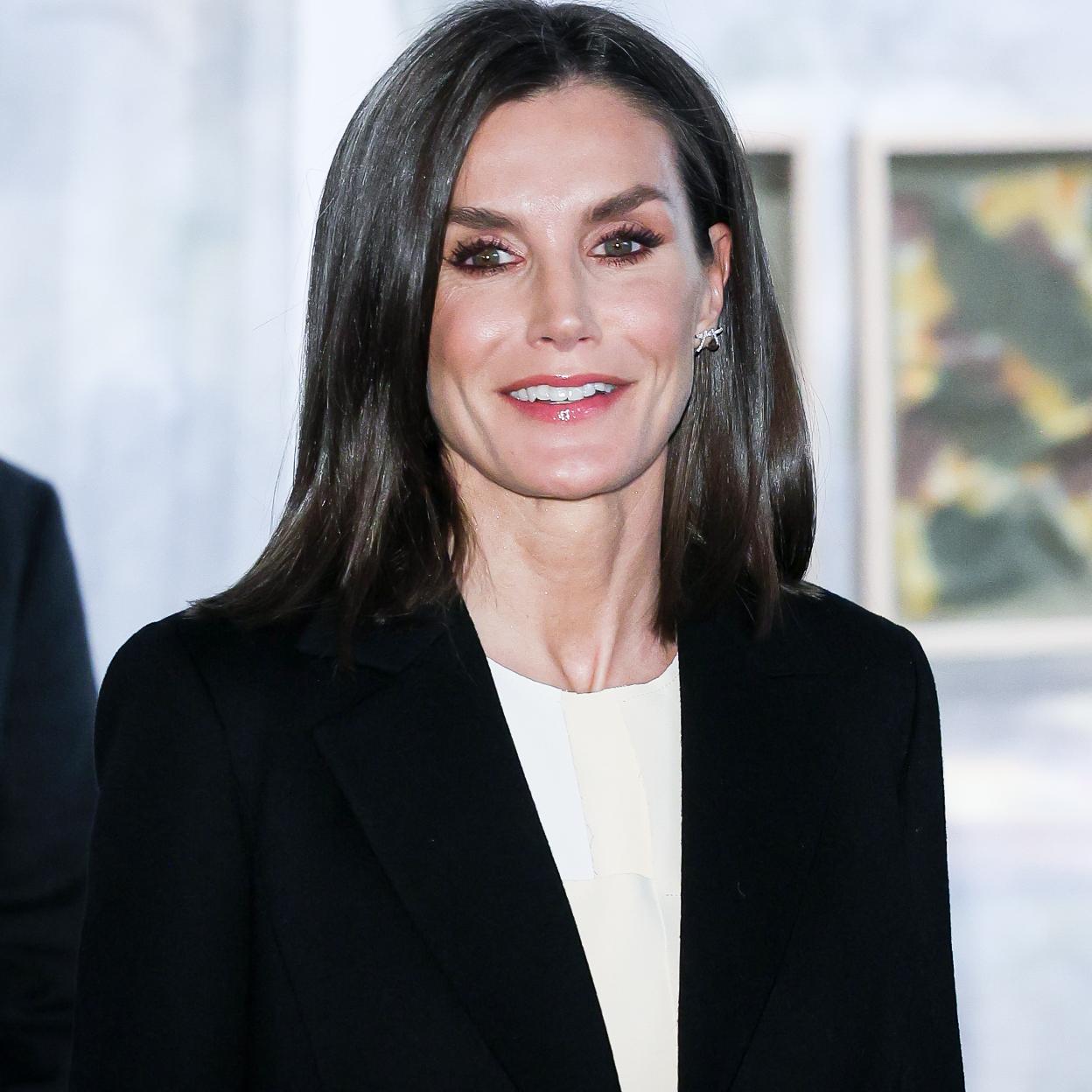 Letizia acudió a Arco con un look que decepcionó a las editoras de moda, aunque para todos los demás iba imponente. /getty imabes