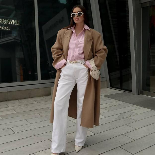 Influencer con look elegante con camisa rosa