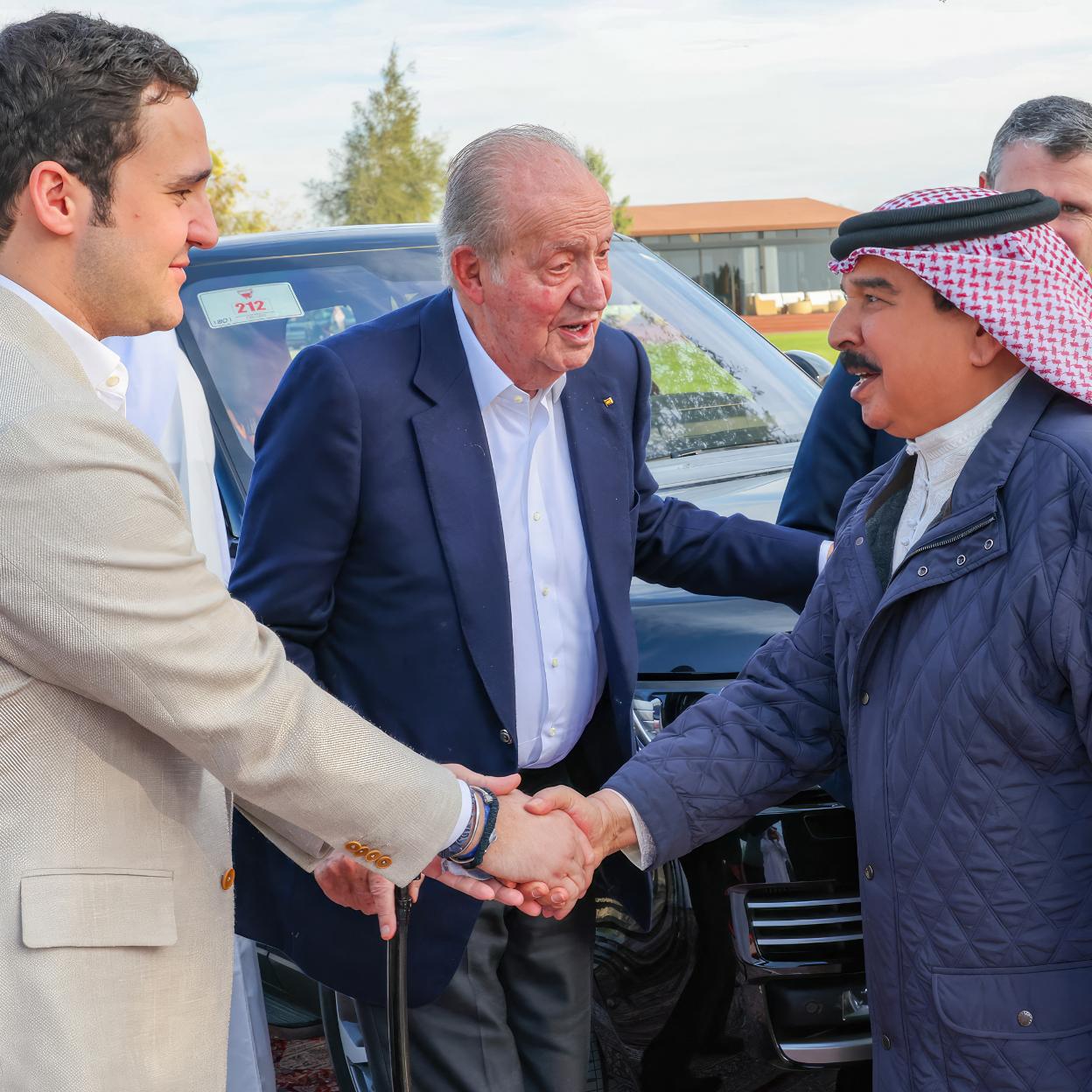 Froilán y Juan Carlos, saludando al rey Hamad bin Isa Al Khalifa. /gtres