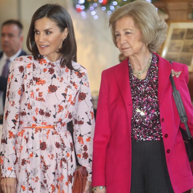 Doña Letizia junto a la reina Sofía en el Rastrillo Nuevo Futuro. 