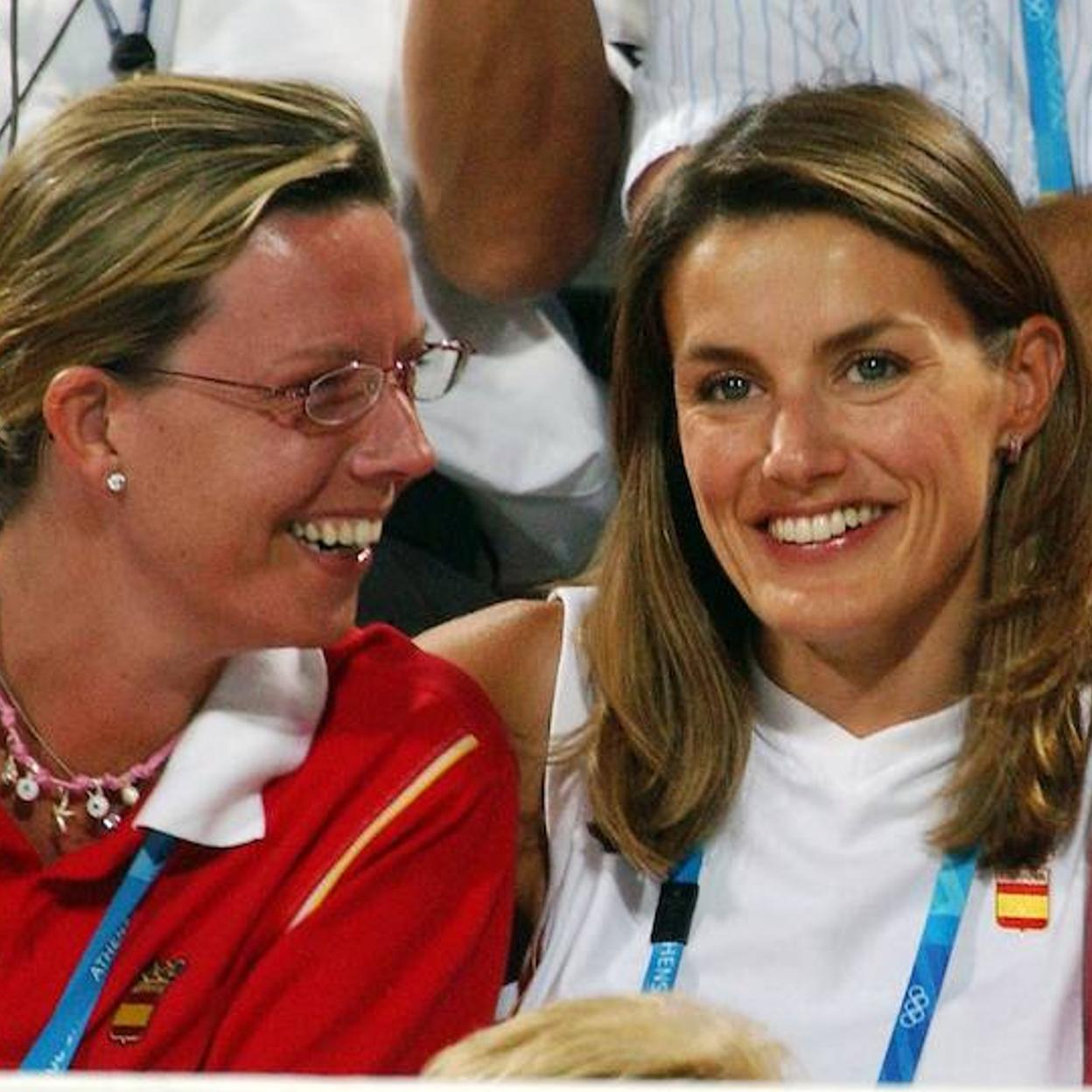 Letizia, con Simoneta Gómez-Acebo, en los Juegos Olímpicos de Atenas, en 2004. /GTRES