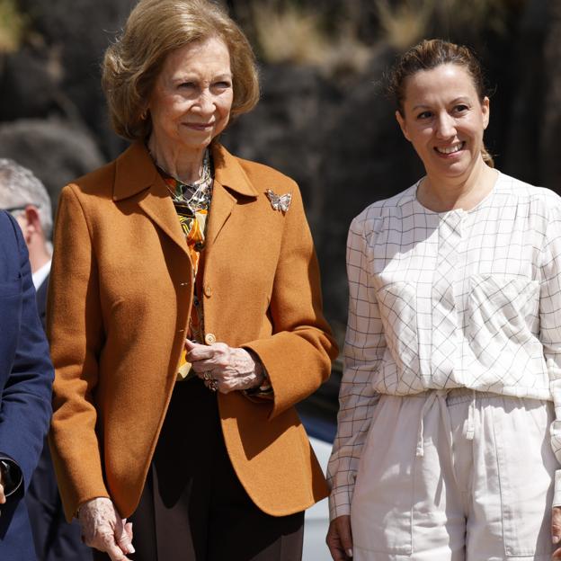 La reina Sofía junto a Rosa Dávila, presidenta del Cabildo de Tenerife. 