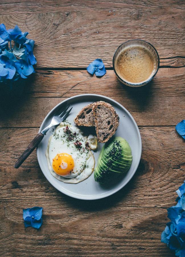 El desayuno debe ser nutritivo, completo y equilibrado. (Vertical) / Foto de Daniela Constantini en Pexels 