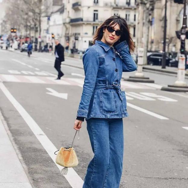 Hemos encontrado el traje vaquero que tiene enamorada a las parisinas para vestir con estilo