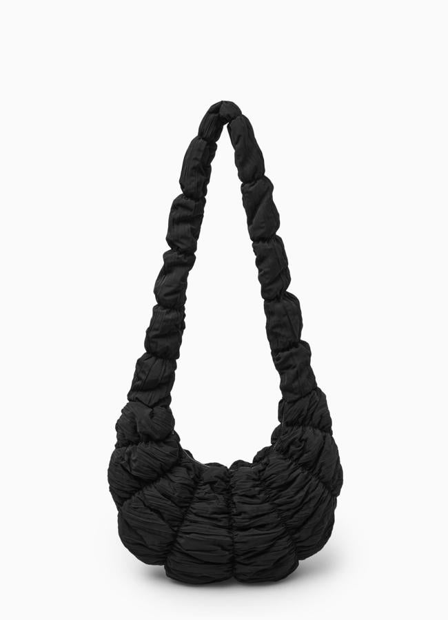 Bolso saco de COS, 69 euros.