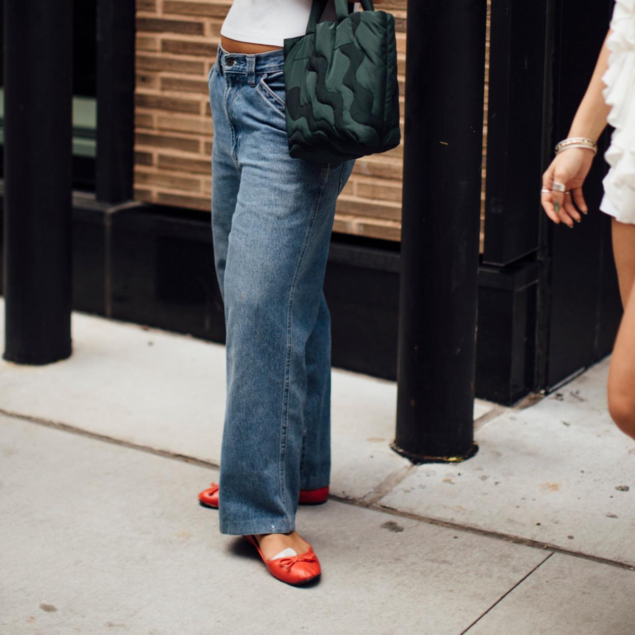 Estas son las bailarinas rojas que te recomendamos llevar con looks básicos./Launchmetrics Spotlight.