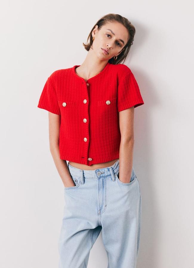 Cárdigan rojo de manga corta de H&M, 29,99 euros.