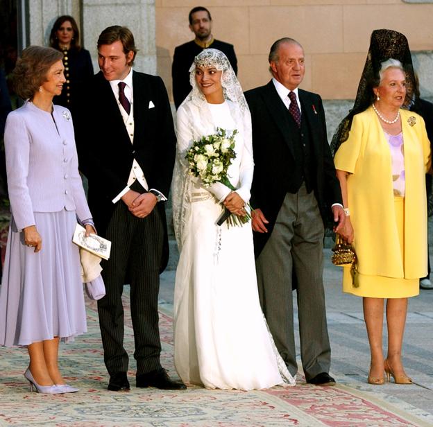 La infanta Pilar junto a los reyes eméritos y su hijo Beltrán Gómez-Acebo el día de su boda con Laura Ponte. 