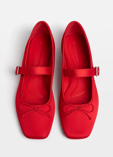 Zapatos rojos de Stradivarius (22,99 euros)