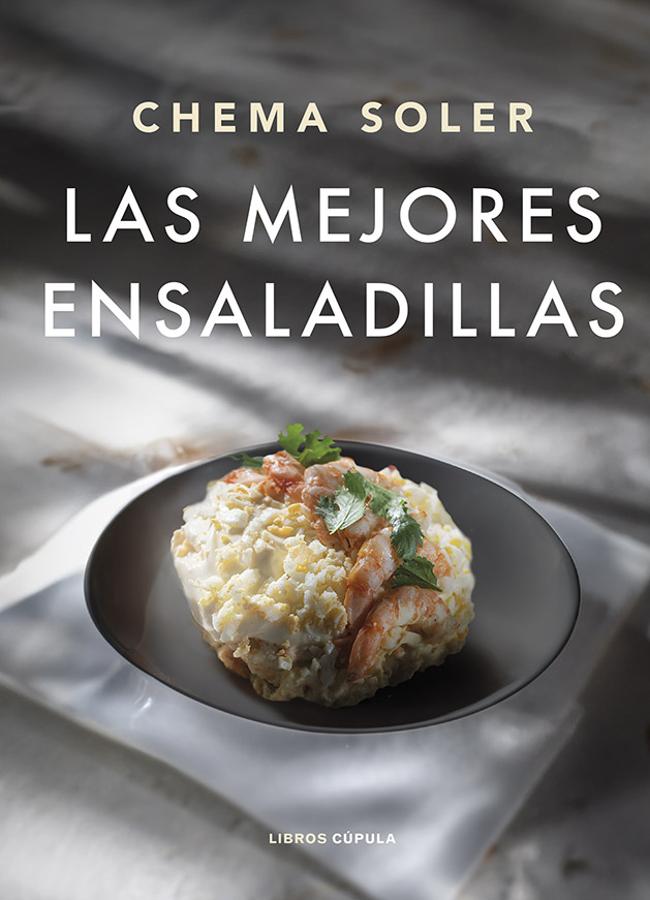 Portada de Las mejores ensaladillas, el libro de Chema Soler con más de 70 preparaciones diferentes de este icónico plato. /Libros Cúpula