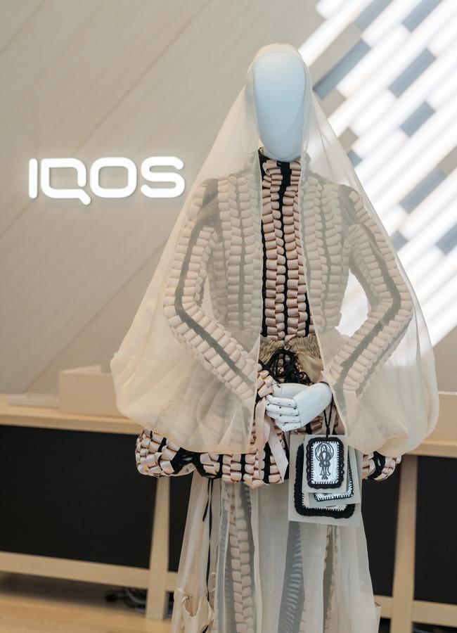 La reinterpretación que ha hecho Leandro Cano de la cobijada. en la tienda de IQOS.