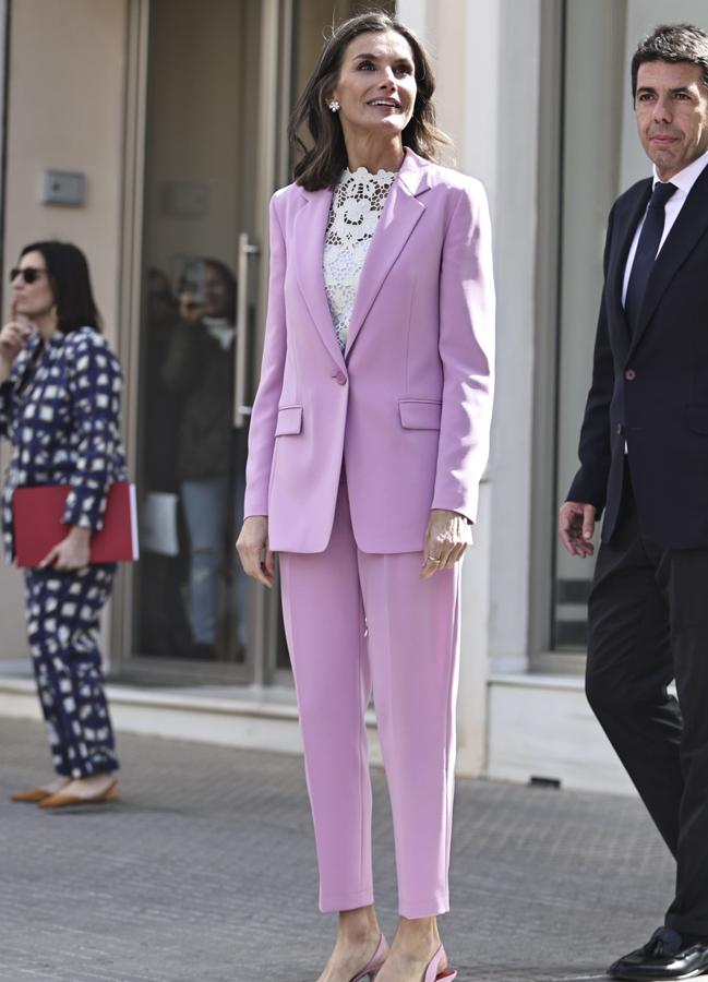 La reina Letizia con un traje rosa/GTRES