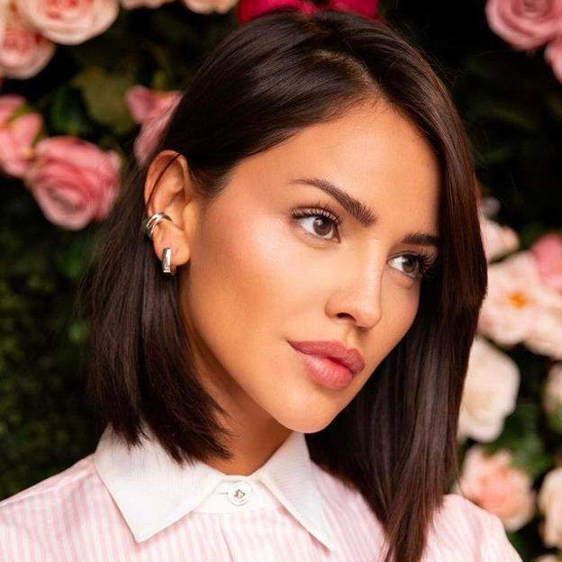 Eiza Gonzalez con pómulos marcados con truco de maquillaje contouring