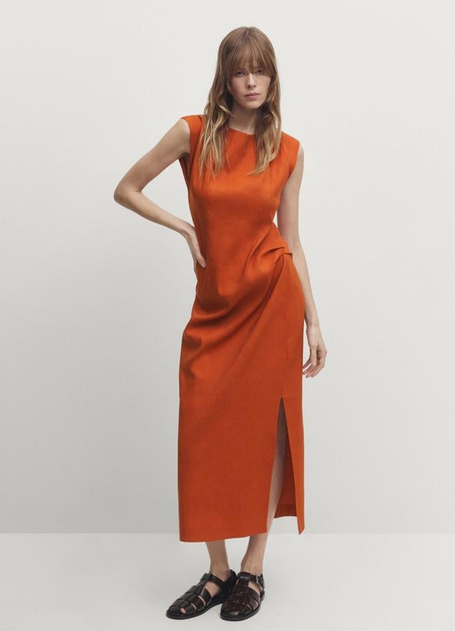 Vestido de lino naranja de Massimo Dutti, 79,95 euros.