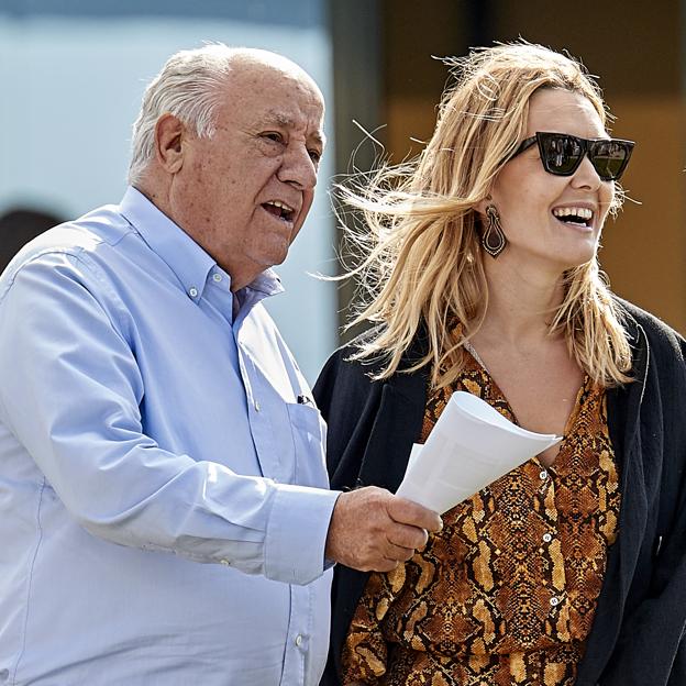 Amancio Ortega, junto a su hija Marta. 