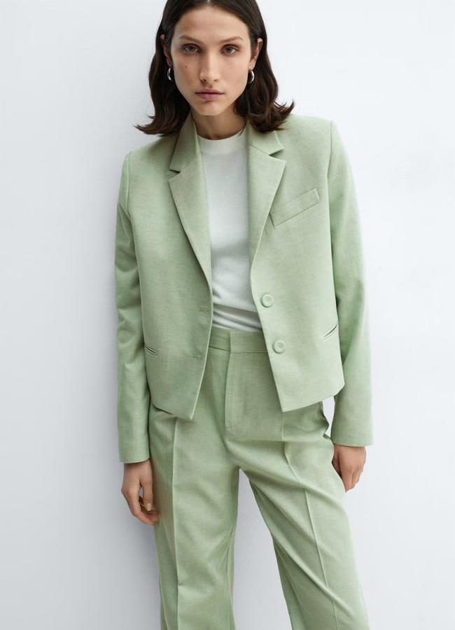 Blazer estilo crop en verde pastel de Mango.