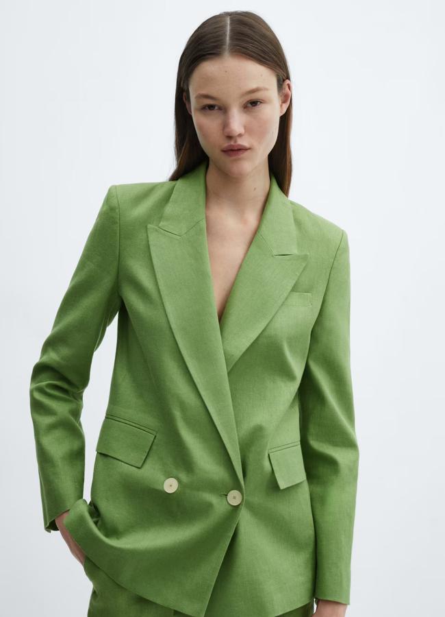 Blazer en verde y doble botonadura de Mango.