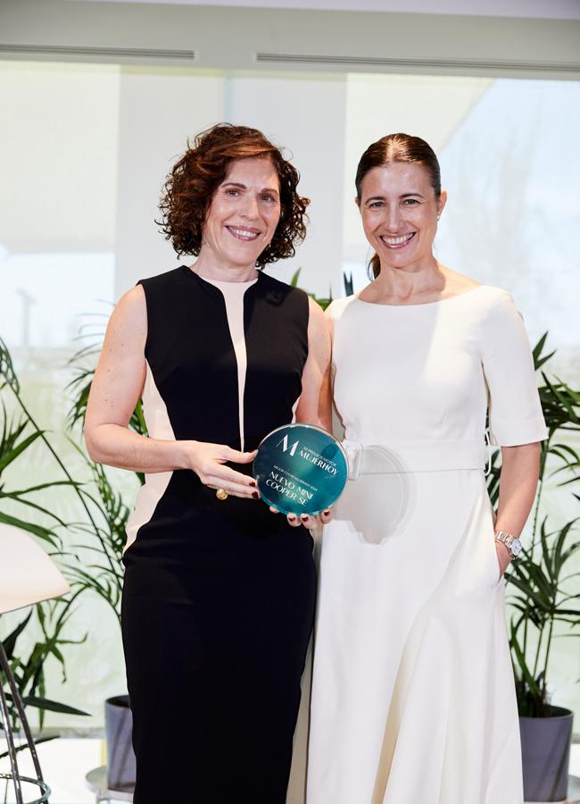 Samary Fernández Feito, directora general del Área de Lujo, Estilo de vida y Revistas de Vocento ha entregado a Pilar García de la Puebla, directora de comunicación de BMW Group, el Premio al Coche Mujerhoy 2024.