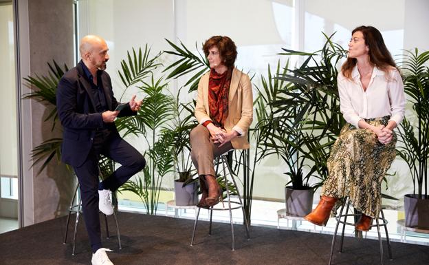 Pedro Berrio junto a Isabel Martínez y Constanza Pasqual de Pobil.