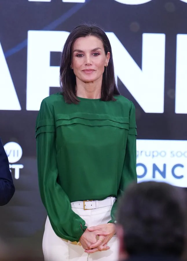 La reina Letizia sorprende con un look de primavera con pantalones