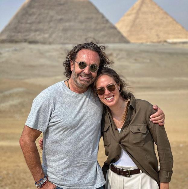 Thomas Flohr junot a su hija Nina, en Egipto. 