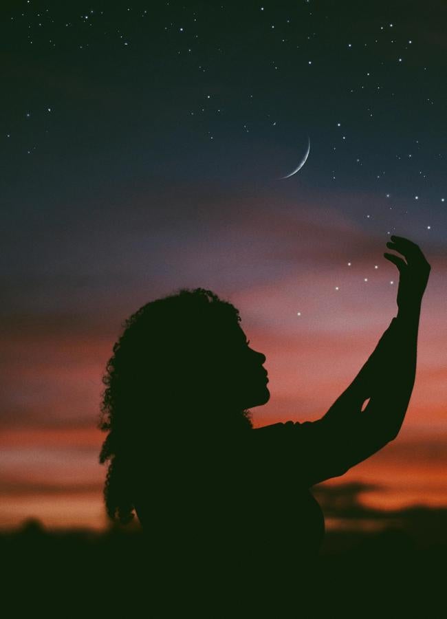 Mujer con luna/PEXELS