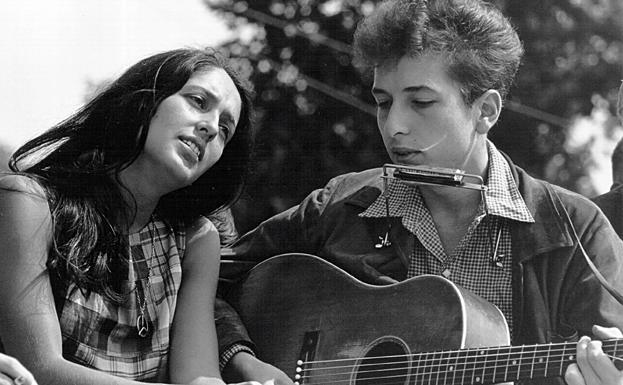 Joan Baez junto a Bob Dylan con quienn mantuvo una relación artística y sentimental a mediados de los años 60. 