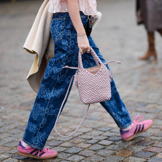 Look con vaqueros y Adidas rosas (modelo Gazelle Indoor), uno de los favoritos del street style.