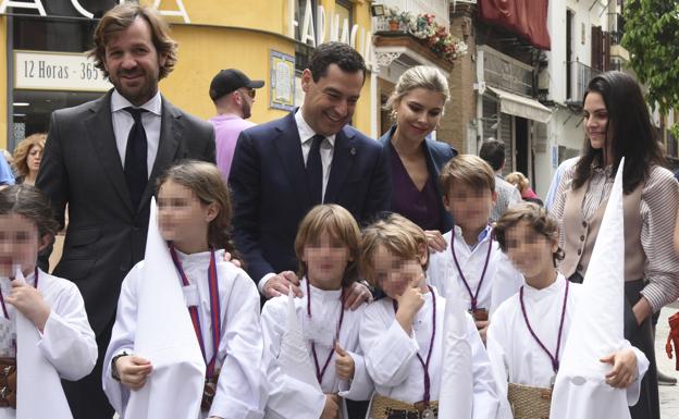 Rosauro Varo y Amaia Salamanca, junto a Manuela Villena y Juanma Moreno Bonilla, en la Semana Santa sevillana. 