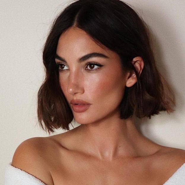 Lily Aldridge con choppy bob en versión clásica