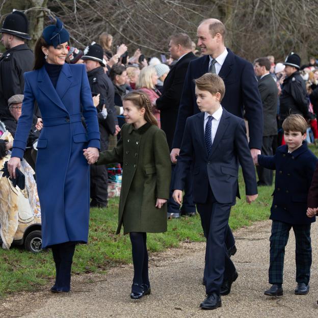 La princesa de Gales y su marido junto a sus tres hijos, Charlotte, George y Louis, en su último evento público, el día de Navidad. 