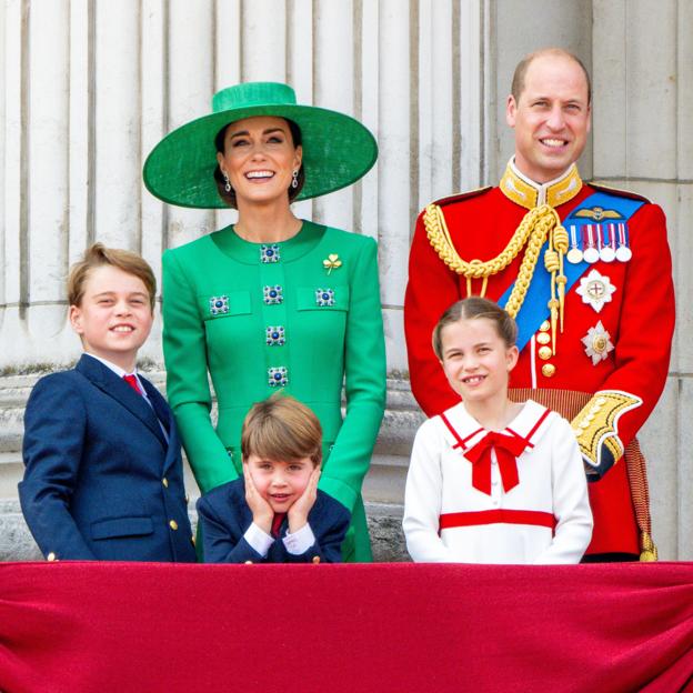 Los príncipes de Gales junto a sus tres hijos: George, Louis y Charlotte. 