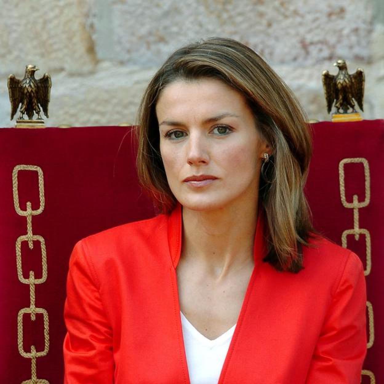 La reina Letizia, de rojo y blanco, en una imagen de archivo./gtres