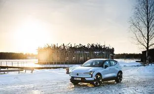 Suecia al volante del Volvo EX30, descubre la belleza que la electricidad puede preservar