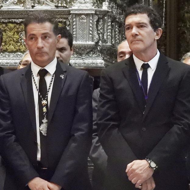 Antonio Banderas junto a su hermano Javier en la Semana Santa de Málaga. 