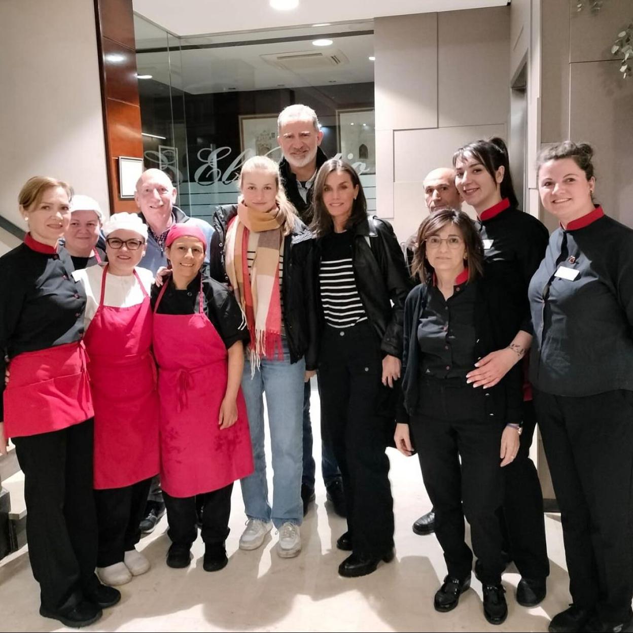 Los reyes y la princesa posando con los trabajadores del restaurante./@el_patio_hotelrestaurant