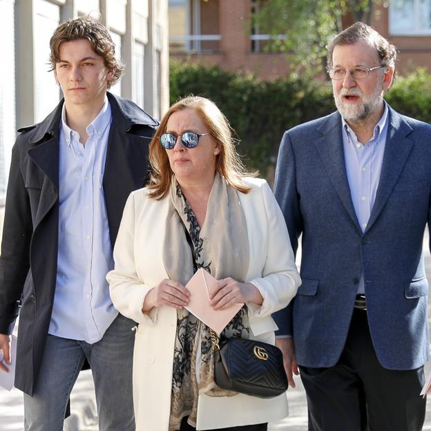 Mariano Rajoy, con su mujer, Viri, y su hijo mayor, que se llama como él. 