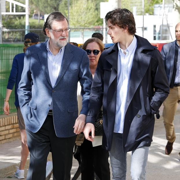 Mariano Rajoy, conversando con su hijo. 