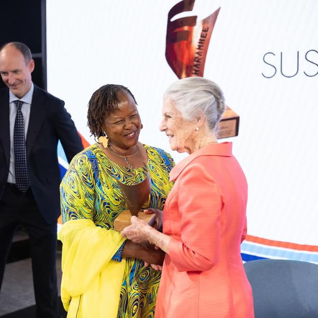 Teresa de Borbón, con la economista Susan Kinyua en los Premios Harambee 2024. 