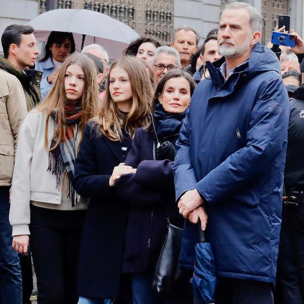 La princesa Leonor agarra del brazo a su madre durante el inicio de la procesión del Encuentro, en Madrid.