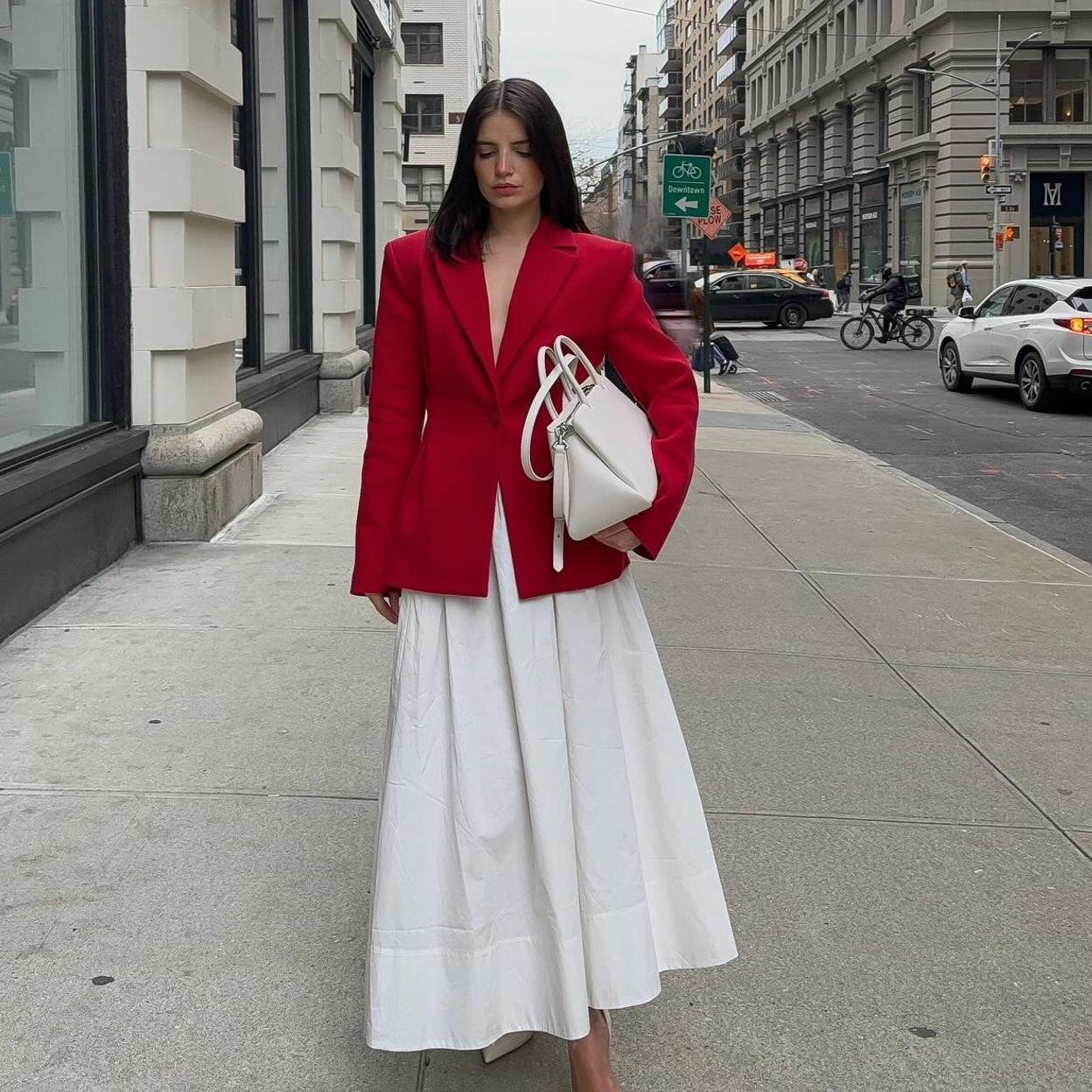 Estas son las faldas blancas amplias que llevarás en primavera./@katespadeny